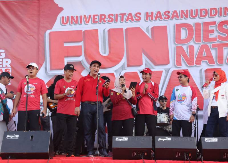 Amran Sulaiman Perkenalkan Rudianto Lallo Sebagai Ketua IKA Unhas Makassar di Fun Walk Dies Natalis Unhas ke-66